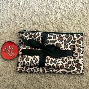 Cosmetic bag in leopard print. New and unused.